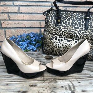 Jessica Simpson beige and black platform wedge 7.5